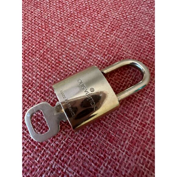SOLD Louis Vuitton Lock and Key #308. Brass LV working lock & key. - Picture 8 of 10